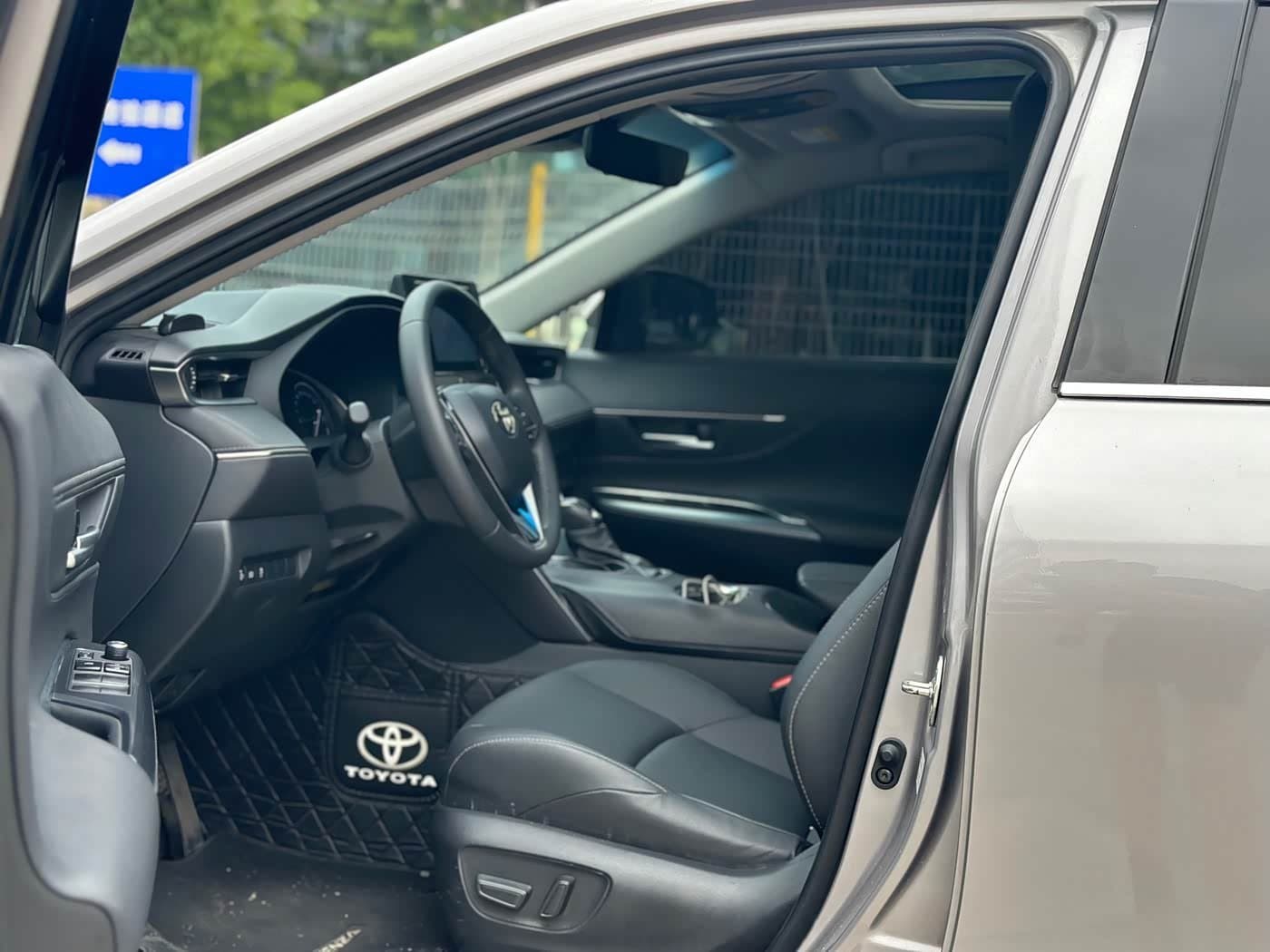 2022 Toyota Venza 银灰色, 30,000 km, China export – photo 7