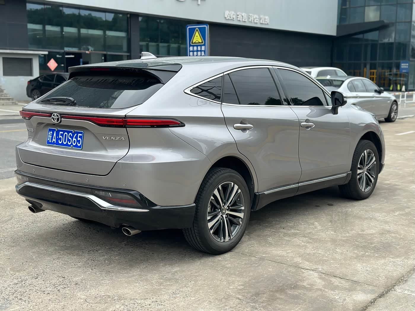 2022 Toyota Venza 银灰色, 30,000 km, China export – photo 3