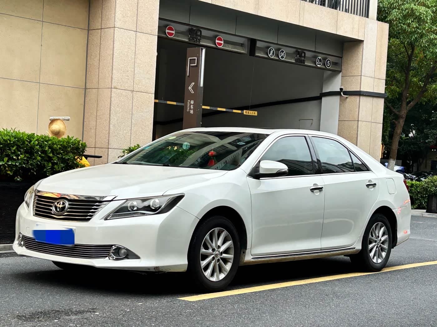 2013 Toyota Camry White, 56,000 km, China export – photo 1