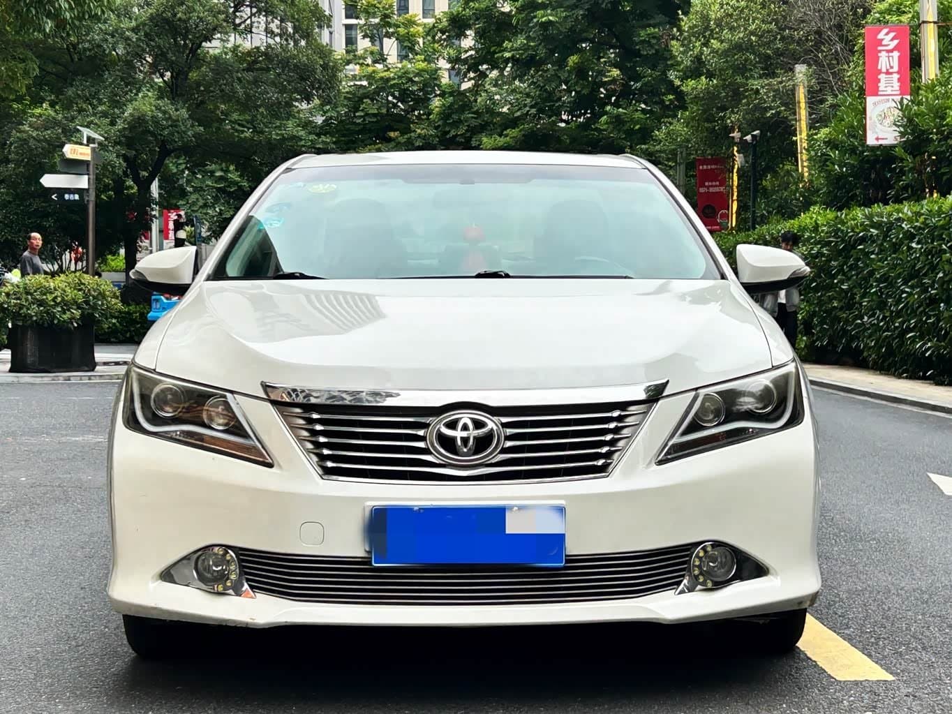 2013 Toyota Camry White, 56,000 km, China export – photo 2