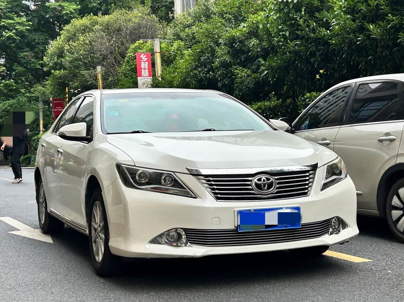 2013 Toyota Camry White, 56,000 km, China export – photo 3
