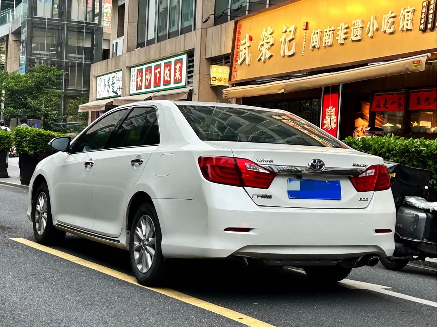 2013 Toyota Camry White, 56,000 km, China export – photo 4
