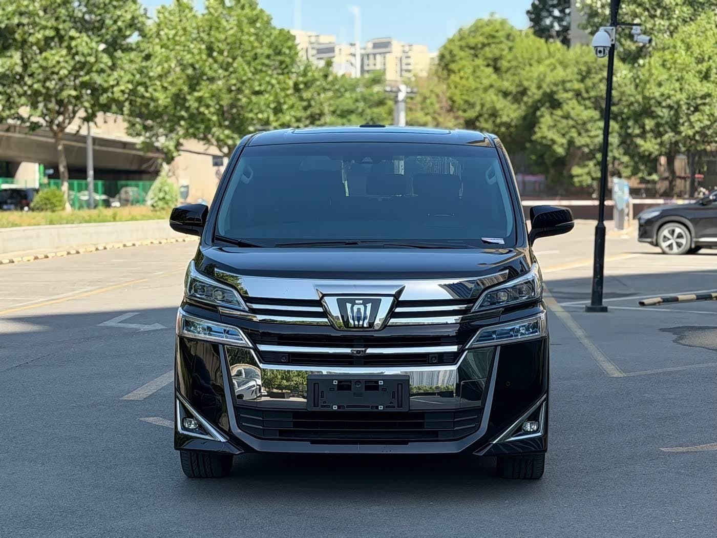 2022 Toyota Vellfire Black, 35,000 km, China export – photo 1