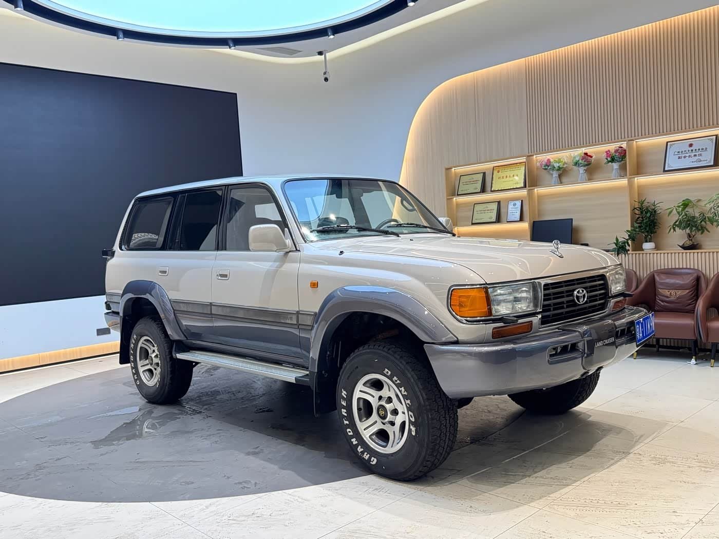 -- Toyota Land Cruiser 银灰色, 280,000 km, China export – photo 3