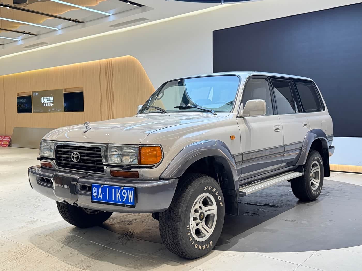 -- Toyota Land Cruiser 银灰色, 280,000 km, China export – photo 1