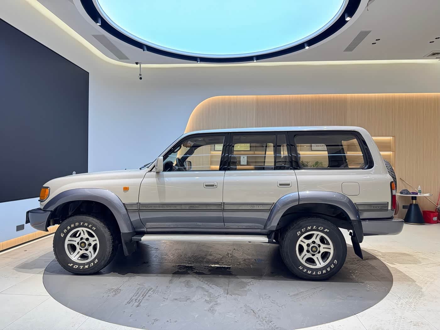 -- Toyota Land Cruiser 银灰色, 280,000 km, China export – photo 5