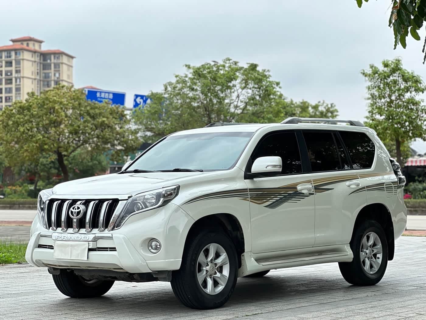 2010 Toyota Prado White, 152,000 km, China export – photo 1