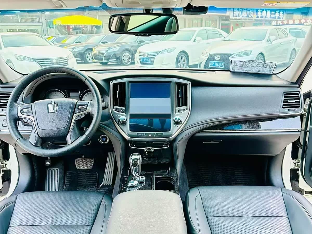 2017 Toyota Crown White, 140,000 km, China export – photo 6