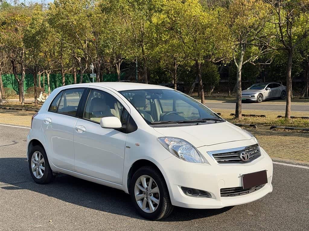 2010 Toyota Yaris White, 110,000 km, China export – photo 3