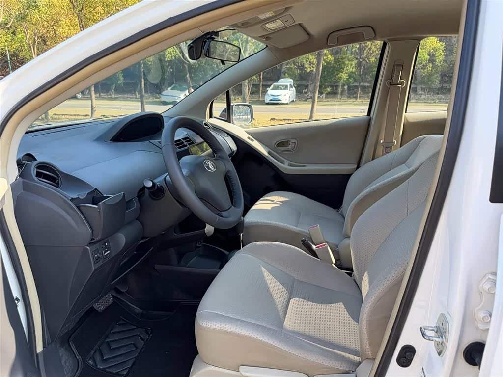 2010 Toyota Yaris White, 110,000 km, China export – photo 4