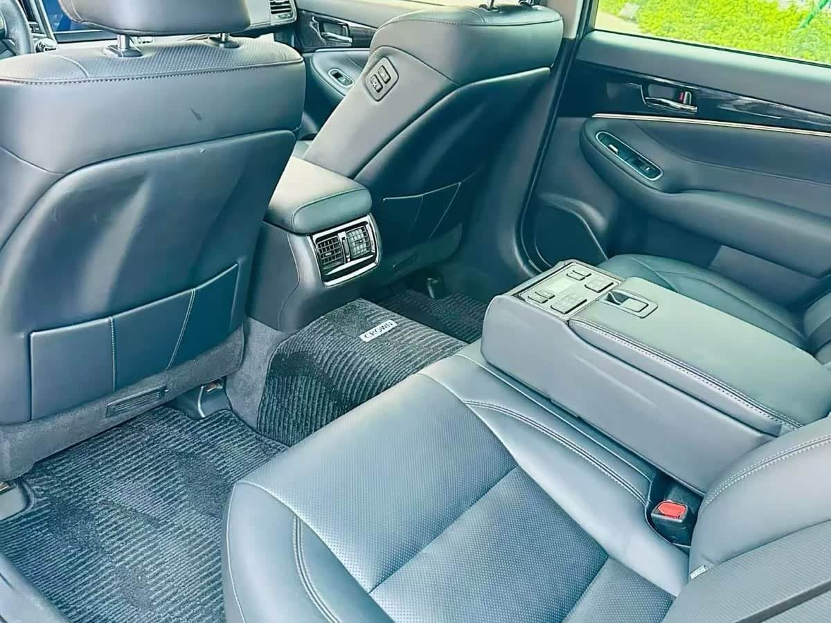 2017 Toyota Crown White, 140,000 km, China export – photo 5