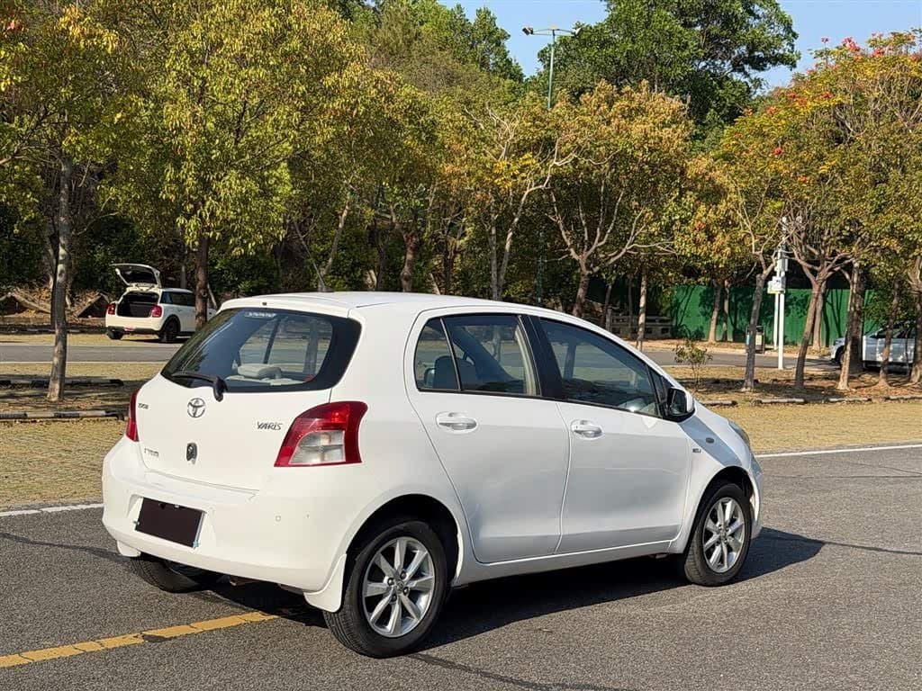2010 Toyota Yaris White, 110,000 km, China export – photo 7
