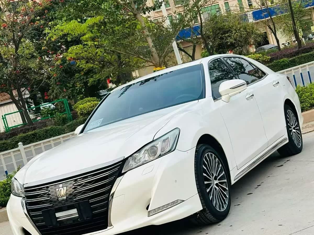 2017 Toyota Crown White, 140,000 km, China export – photo 1