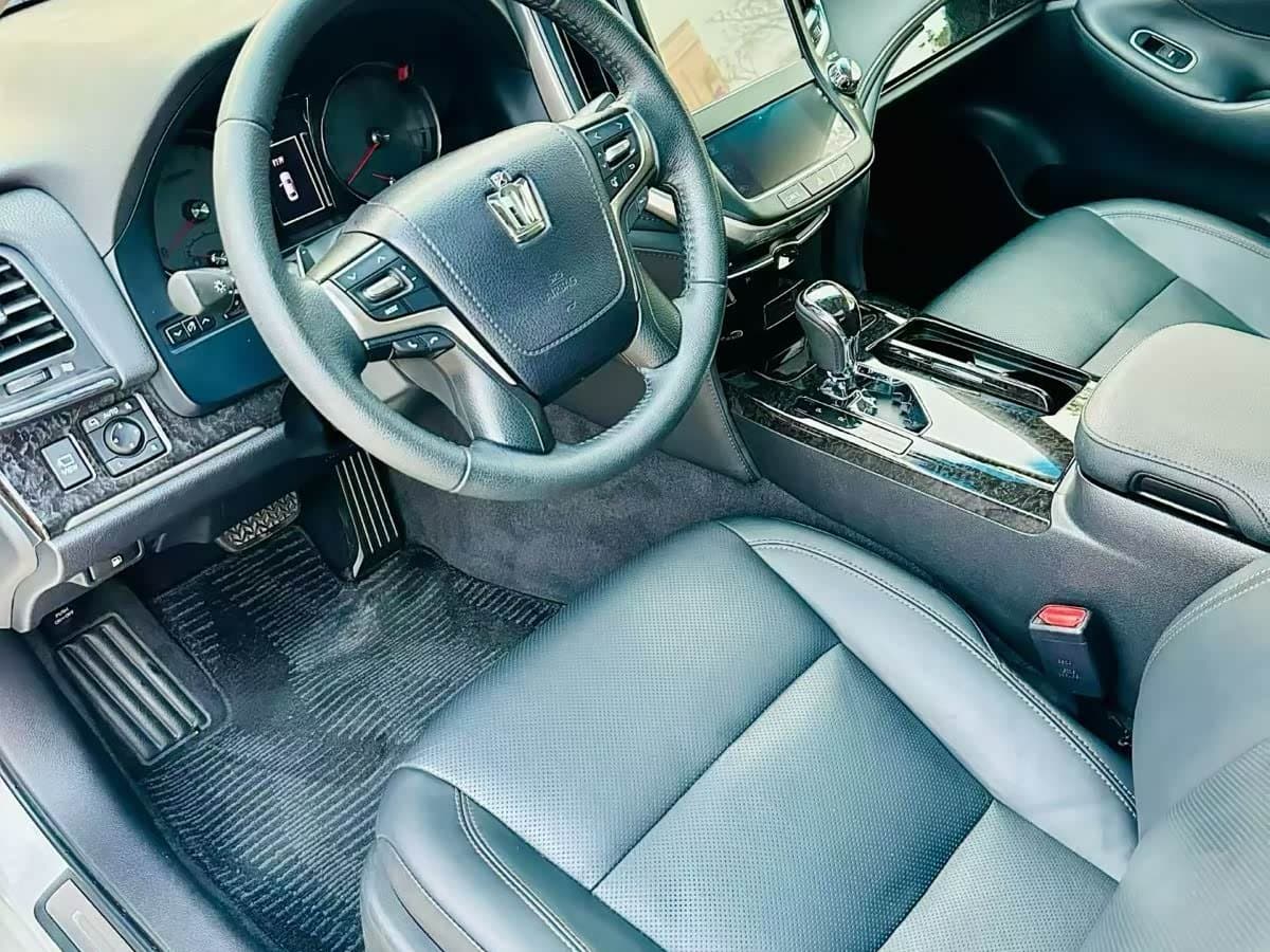 2017 Toyota Crown White, 140,000 km, China export – photo 4