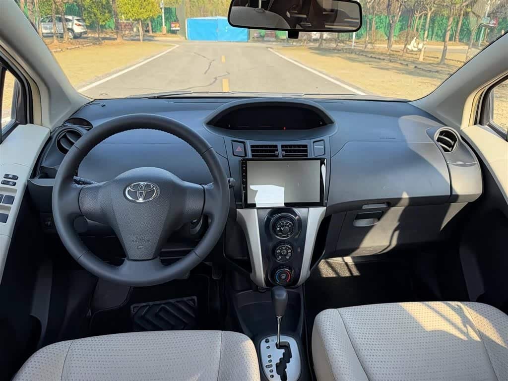 2010 Toyota Yaris White, 110,000 km, China export – photo 5
