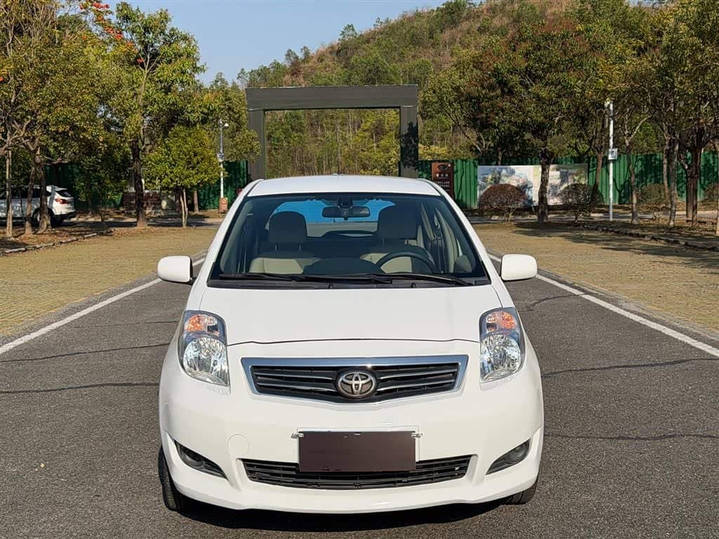 2010 Toyota Yaris White, 110,000 km, China export – photo 2