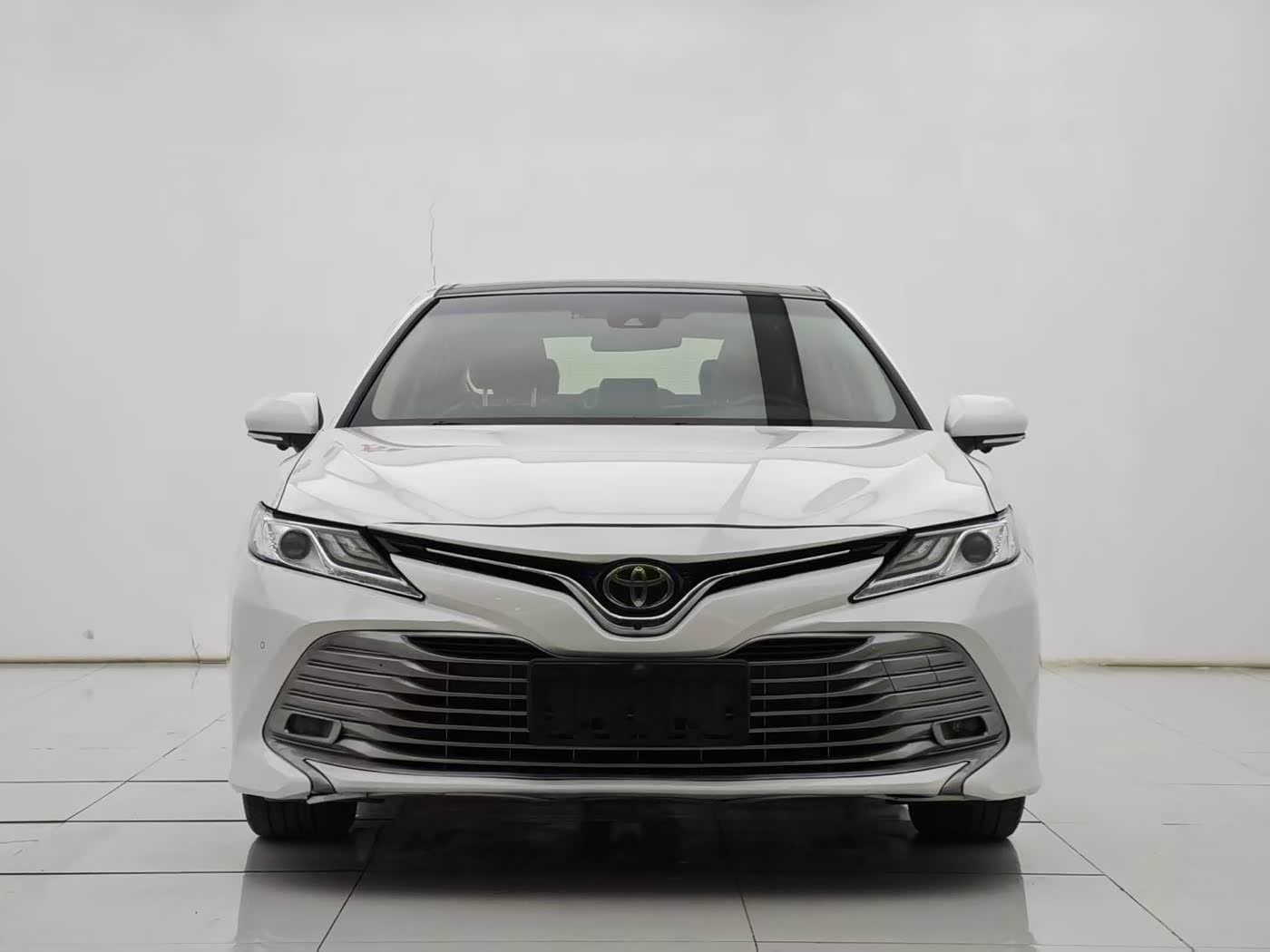 2017 Toyota Camry White, 80,000 km, China export – photo 2