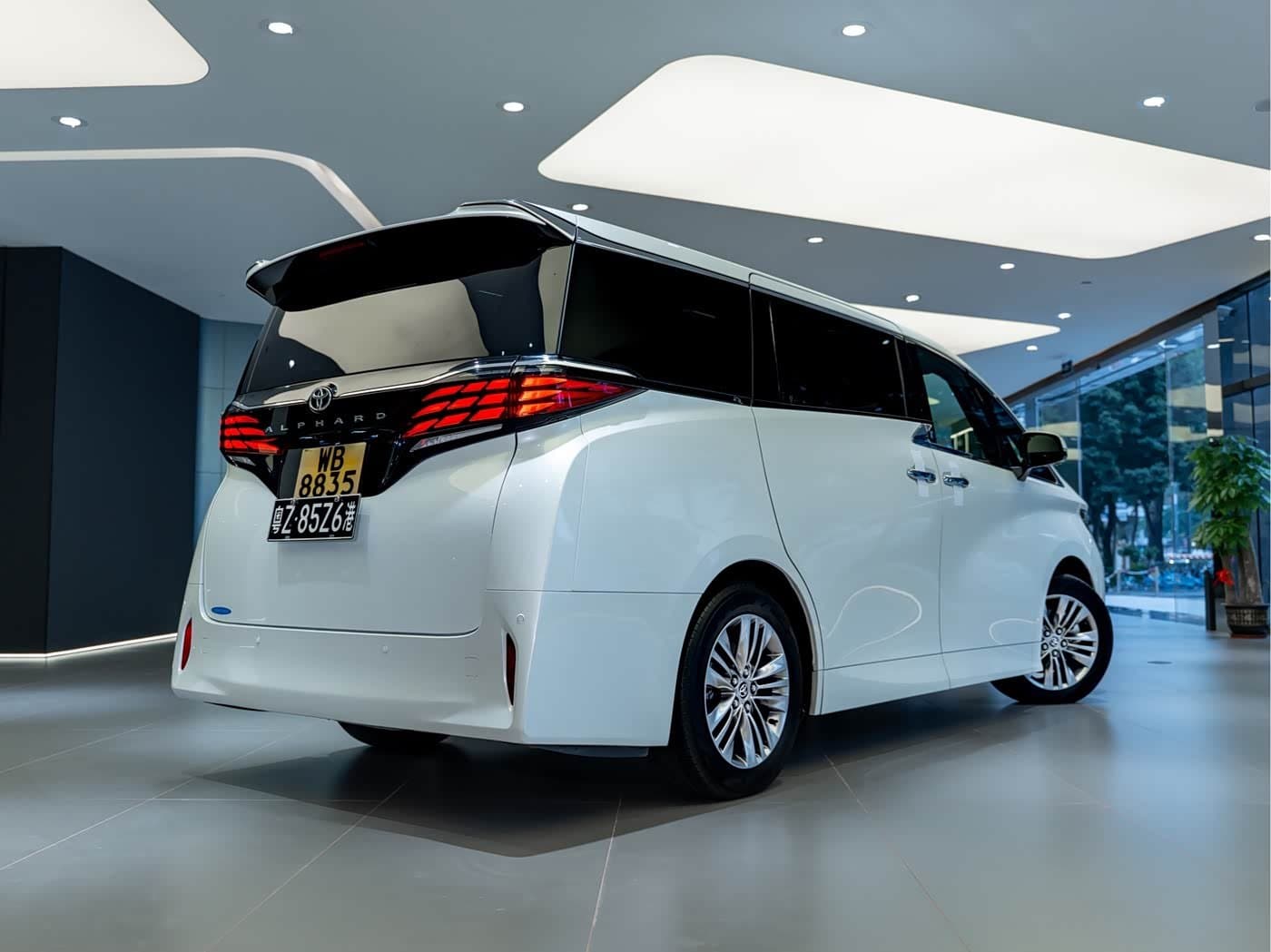 2025 Toyota Alphard White, 5,800 km, China export – photo 6