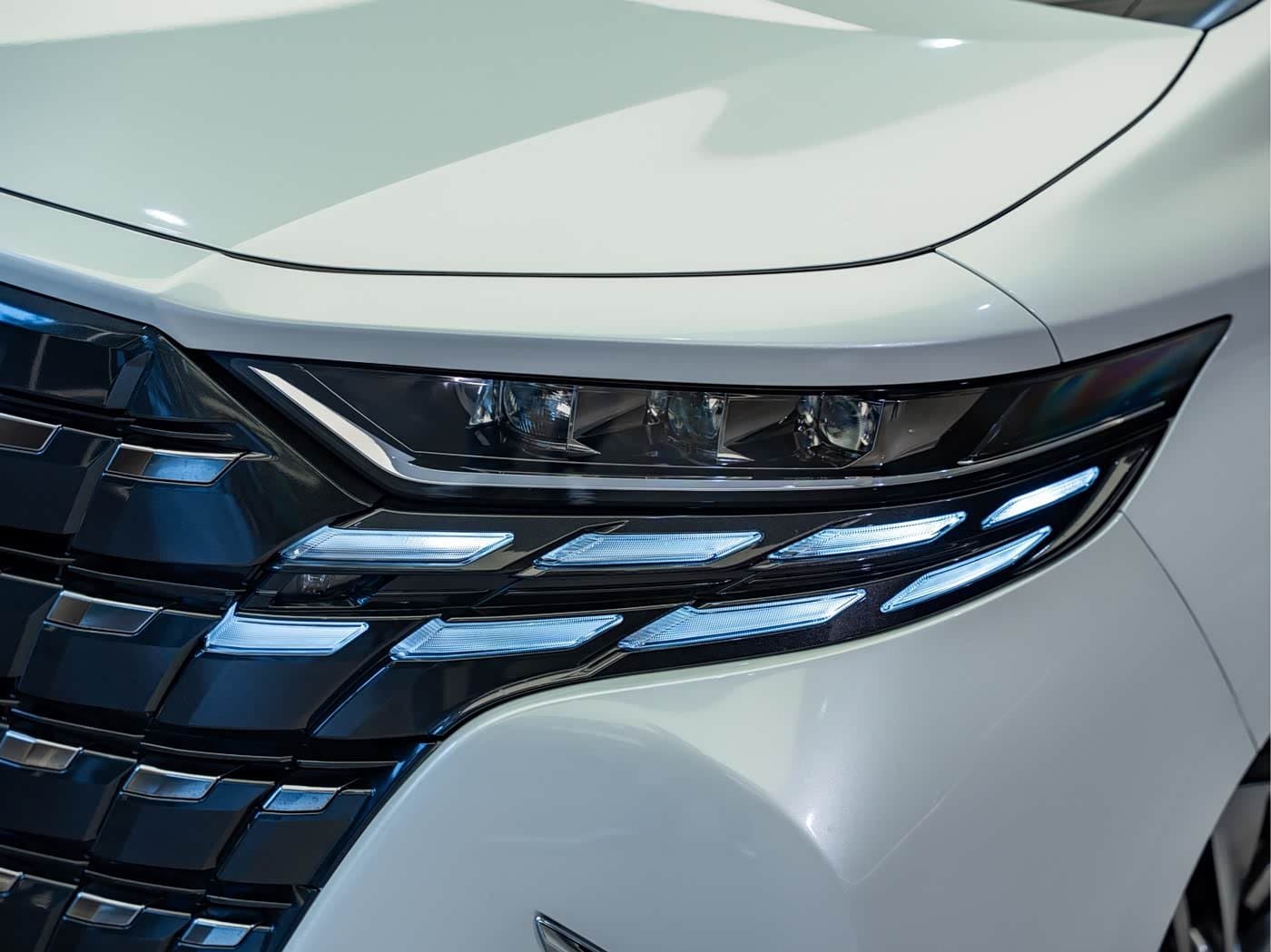 2025 Toyota Alphard White, 5,800 km, China export – photo 4