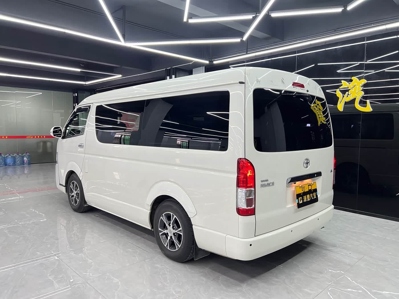 2011 Toyota HIACE White, 20,000 km, China export – photo 3