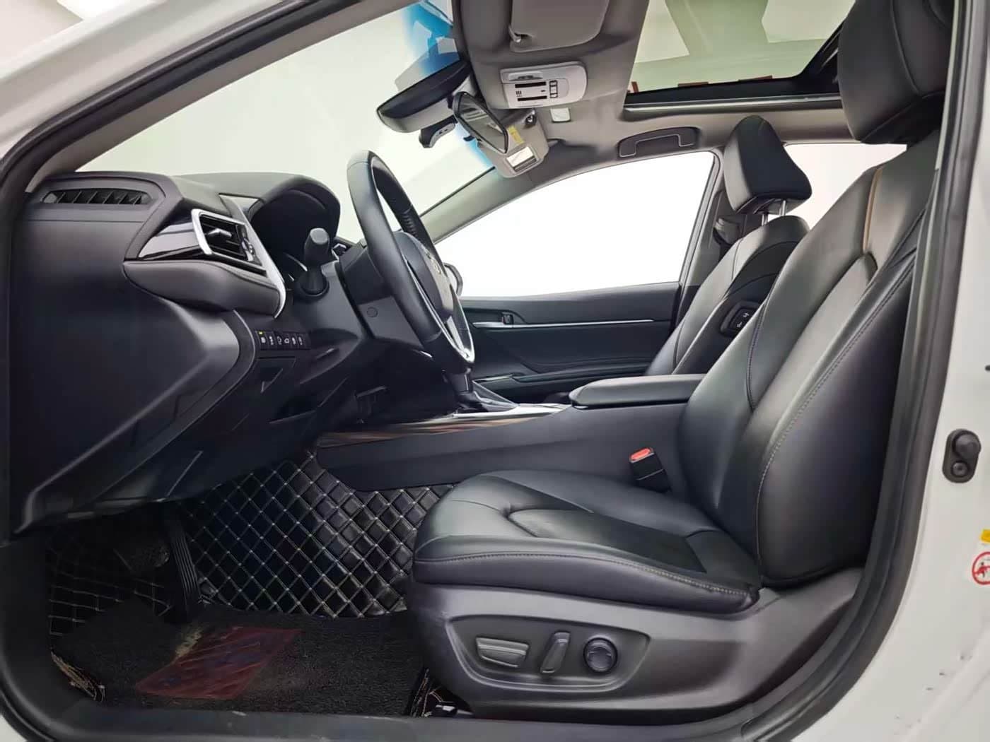 2017 Toyota Camry White, 80,000 km, China export – photo 5