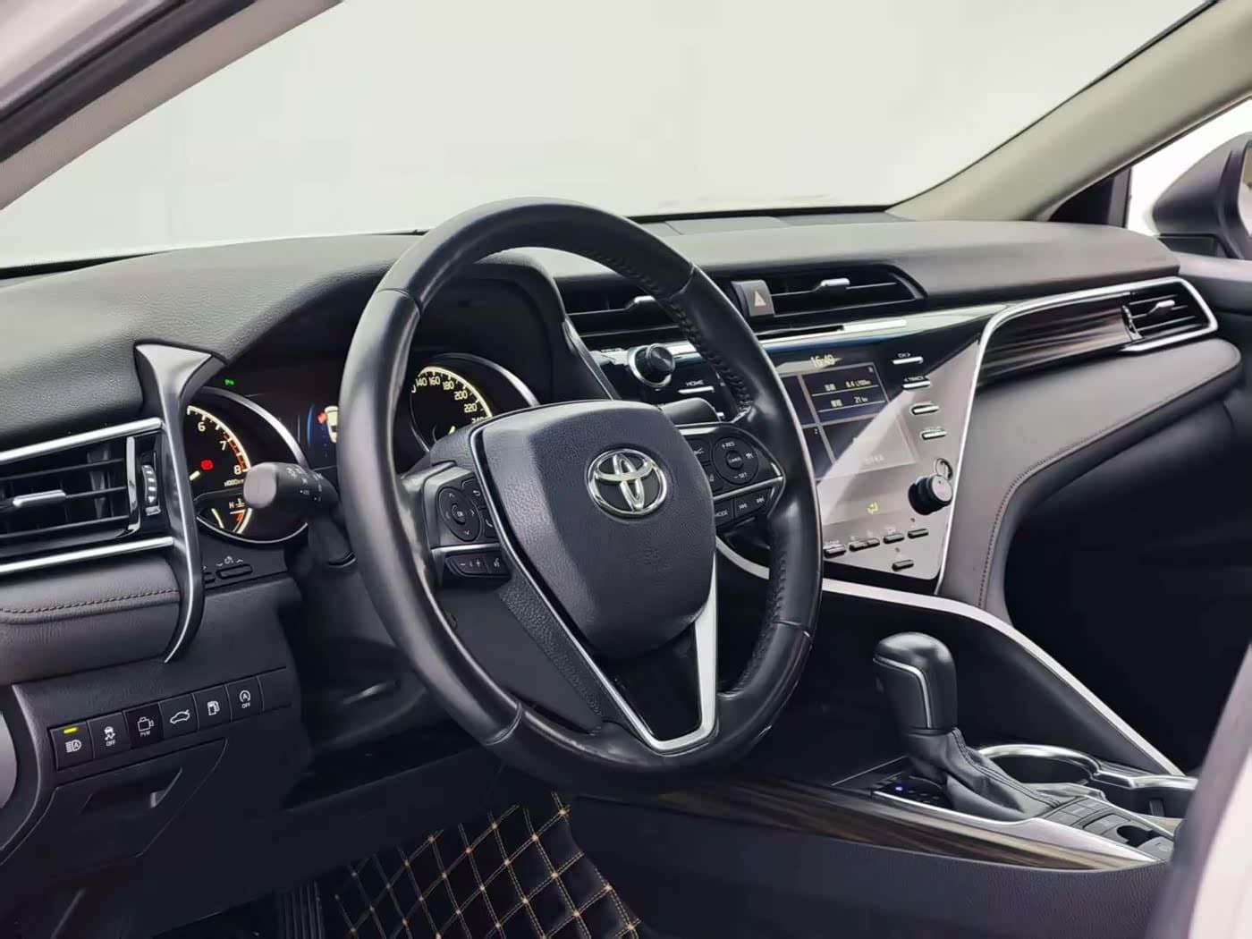 2017 Toyota Camry White, 80,000 km, China export – photo 4