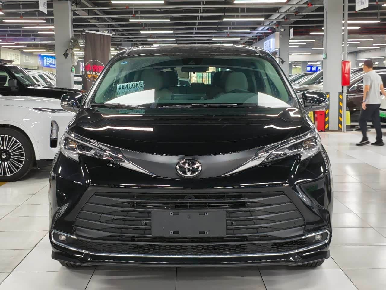 2025 Toyota Sienna Black, 200 km, China export – photo 2