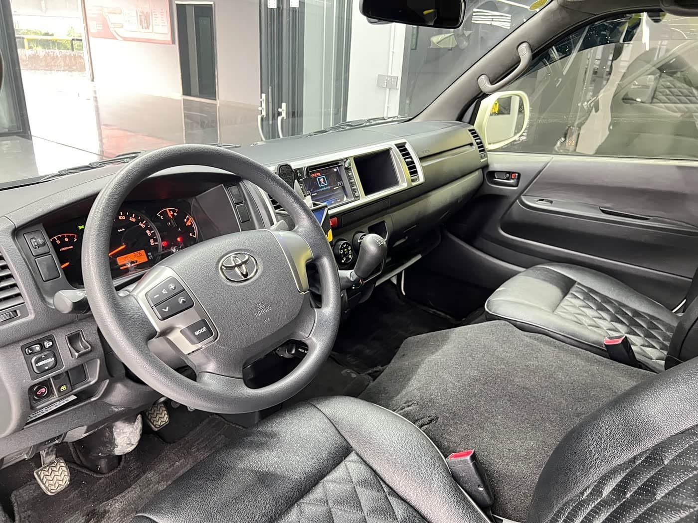 2011 Toyota HIACE White, 20,000 km, China export – photo 7