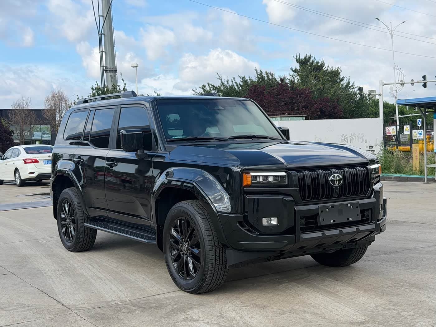 2025 Toyota Prado Black, 9,000 km, China export – photo 3