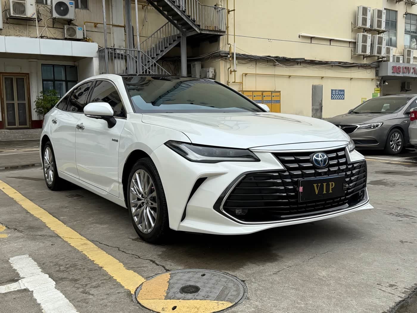 2023 Toyota Avalon White, 41,000 km, China export – photo 3