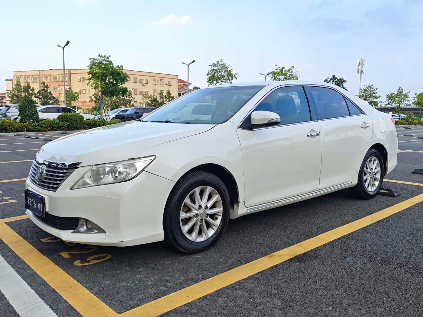 2013 Toyota Camry White, 90,000 km, China export – photo 1