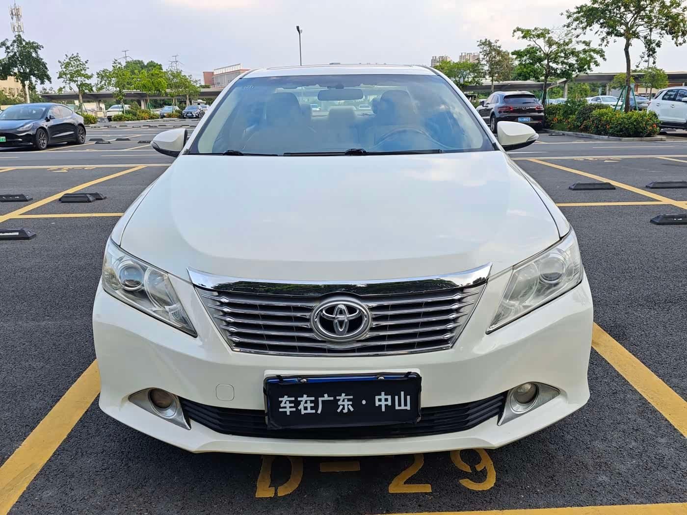 2013 Toyota Camry White, 90,000 km, China export – photo 2