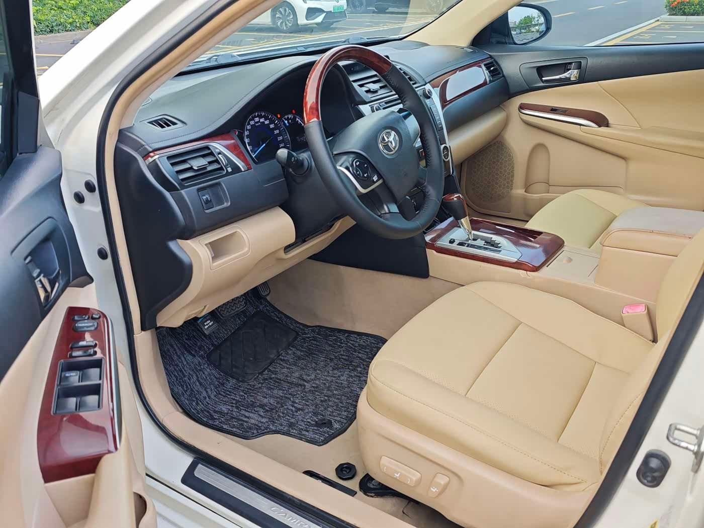 2013 Toyota Camry White, 90,000 km, China export – photo 6