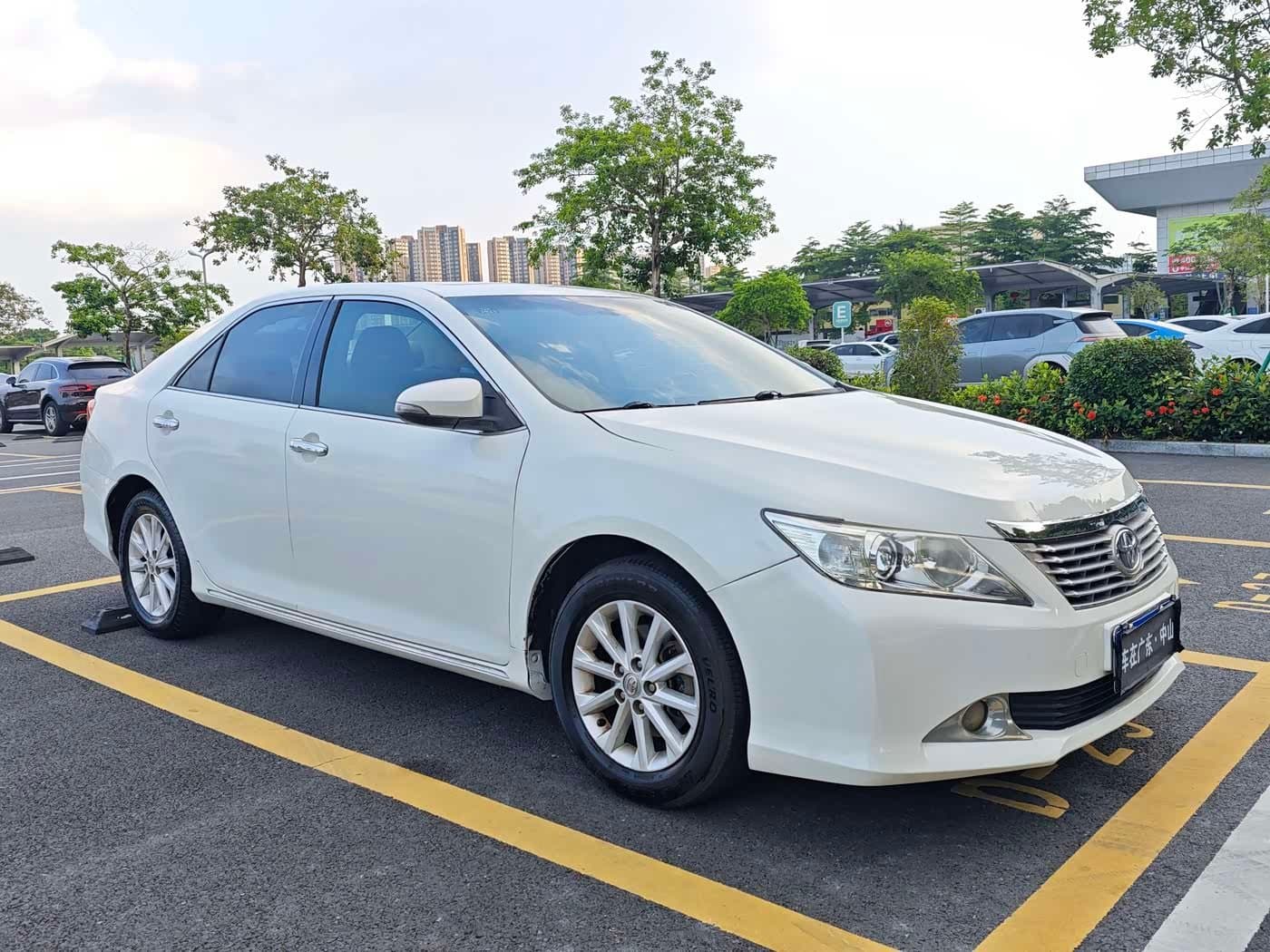 2013 Toyota Camry White, 90,000 km, China export – photo 3