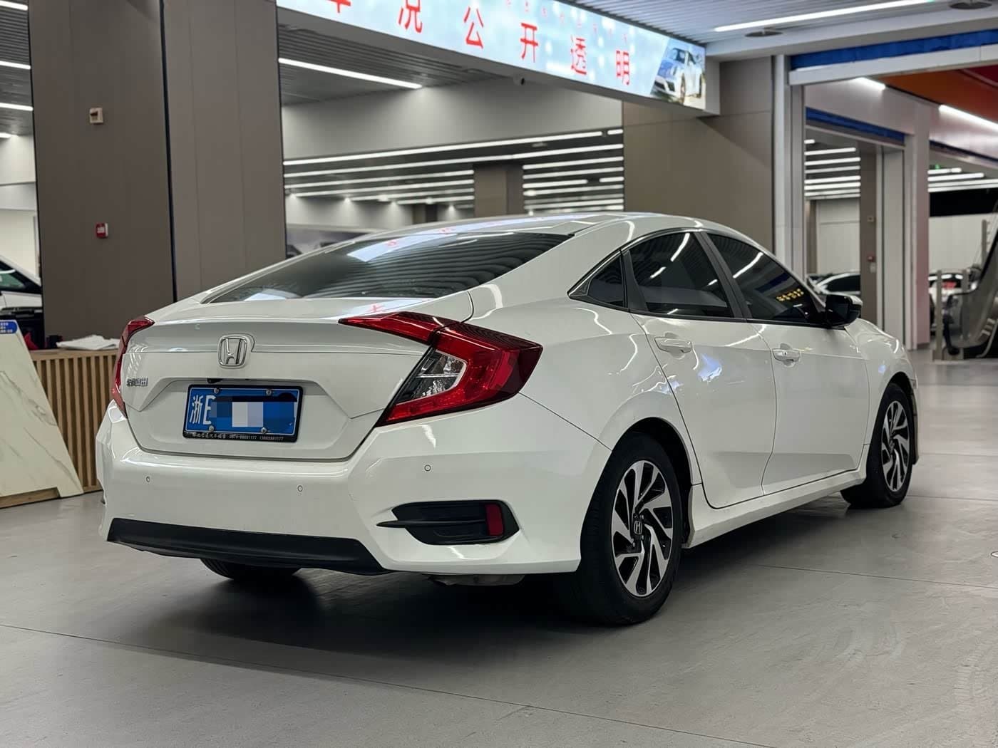 2016 Honda Civic White, 70,000 km, China export – photo 7