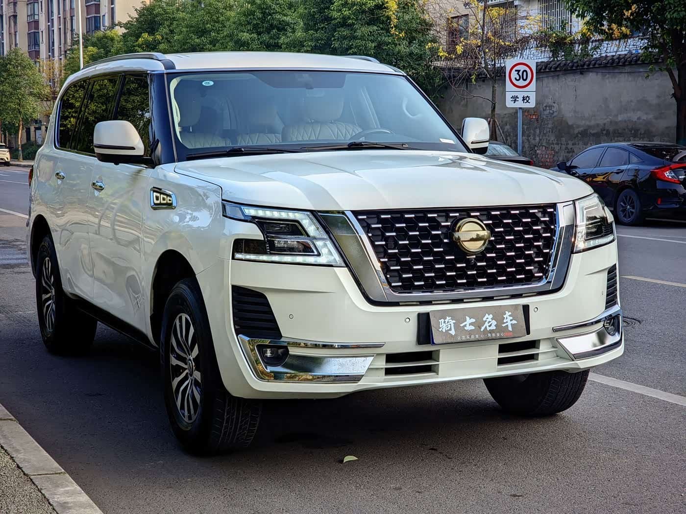 2017 Nissan Patrol White, 100,000 km, China export – photo 3