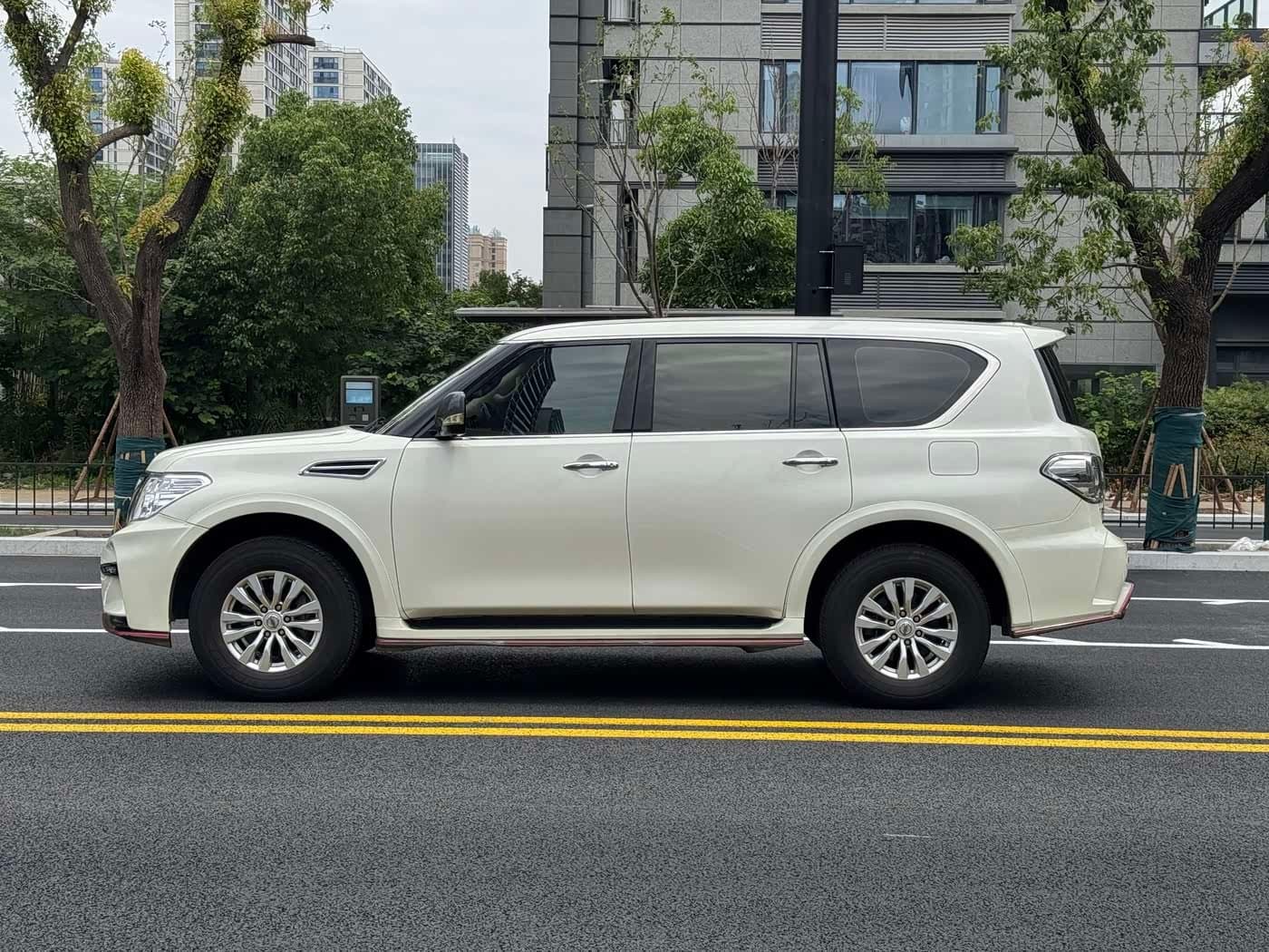 2017 Nissan Patrol White, 89,200 km, China export – photo 5