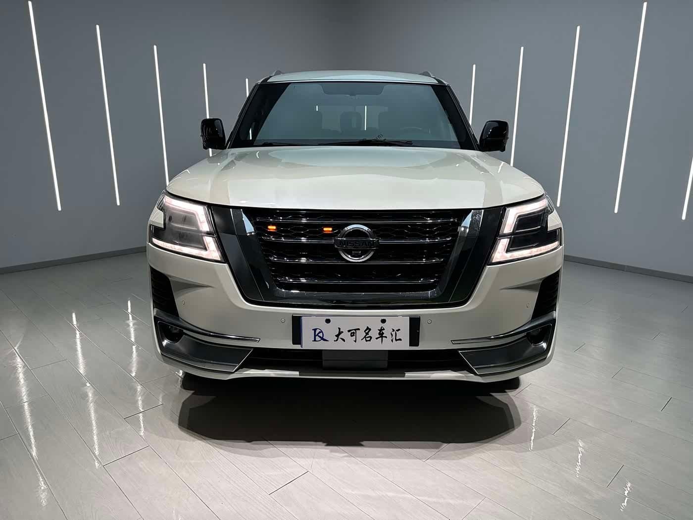 2017 Nissan Patrol White, 105,800 km, China export – photo 1