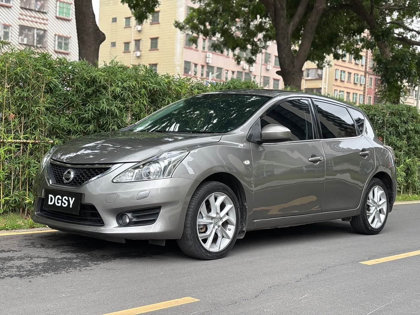 2011 Nissan Tiida 银灰色, 114,000 km, China export – photo 1