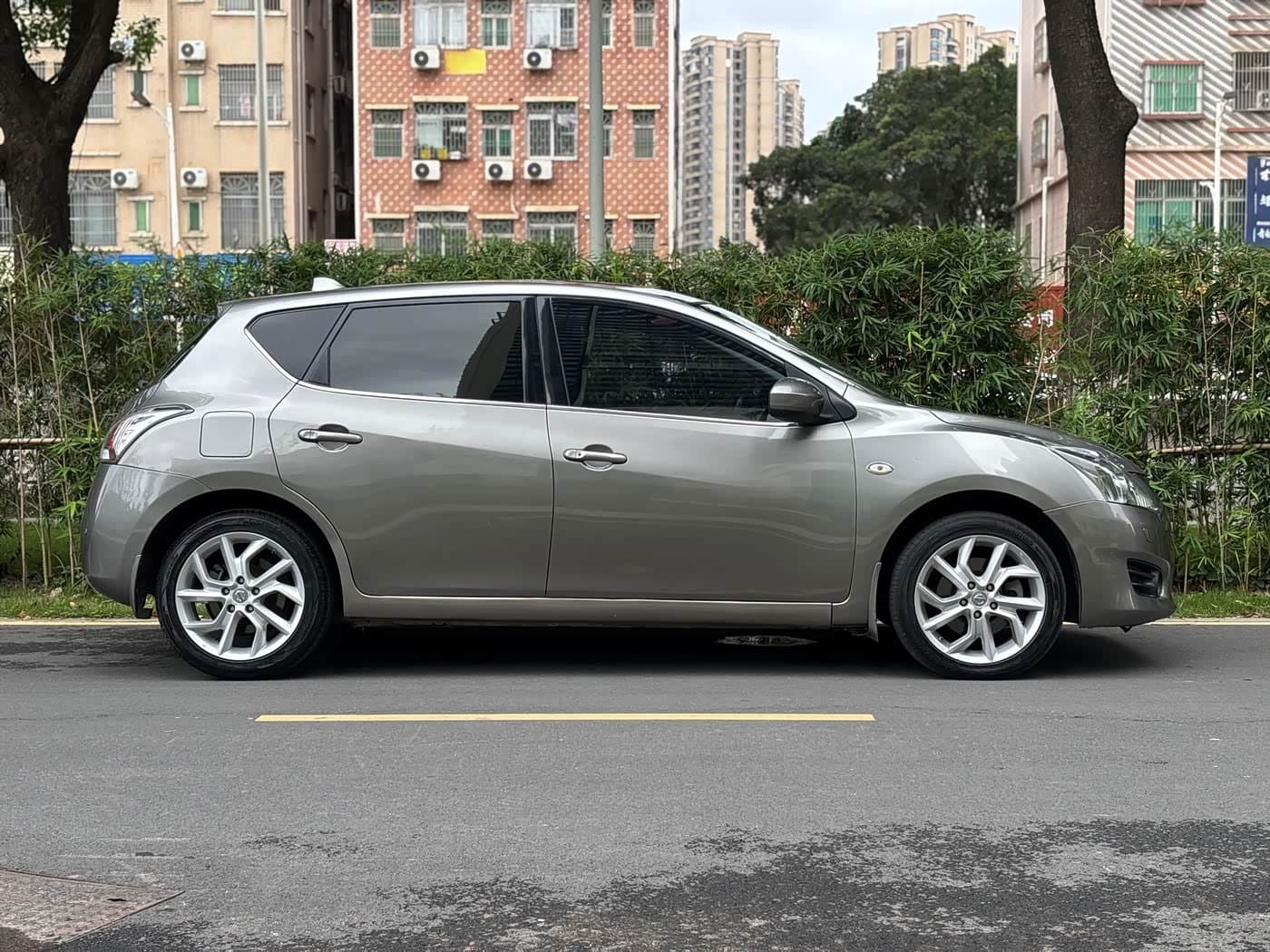 2011 Nissan Tiida 银灰色, 114,000 km, China export – photo 4