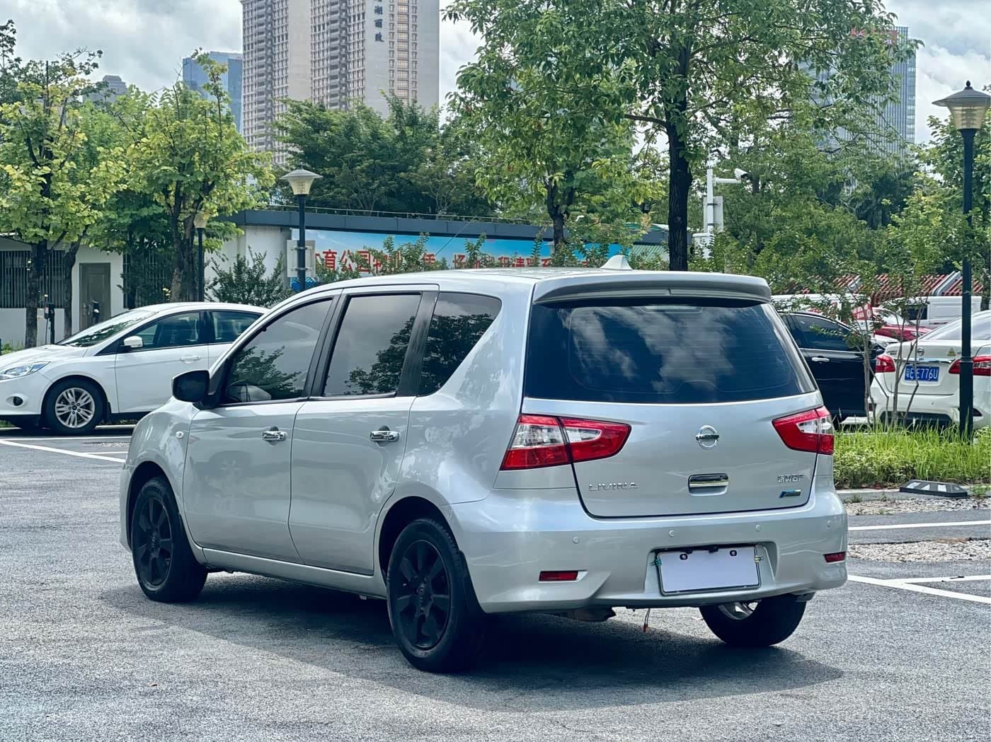 - Nissan Livina 银灰色, 77,000 km, China export – photo 4