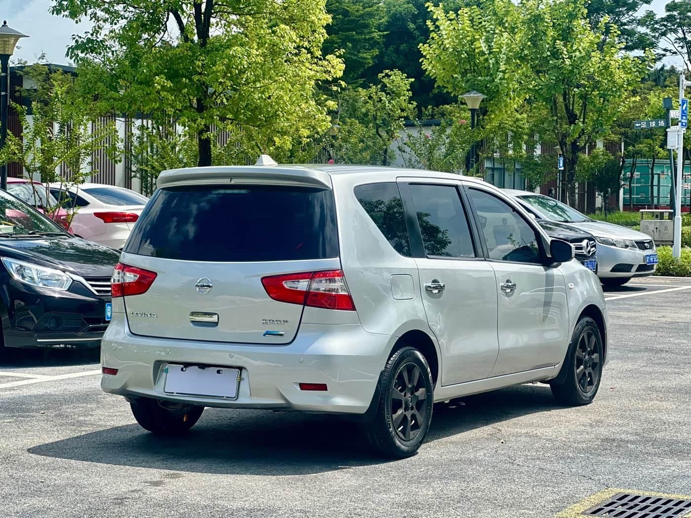 - Nissan Livina 银灰色, 77,000 km, China export – photo 6