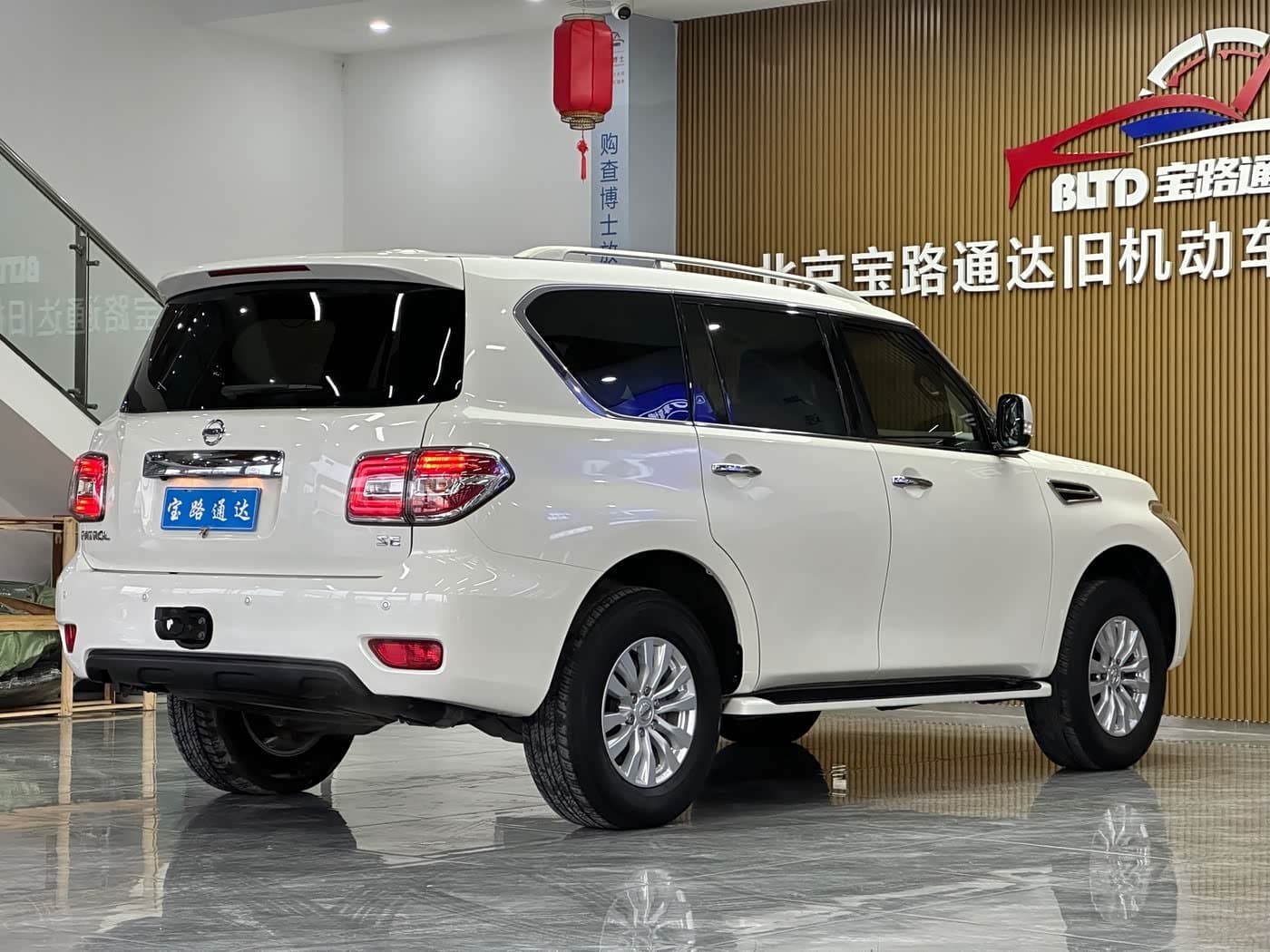 2017 Nissan Patrol White, 34,000 km, China export – photo 6
