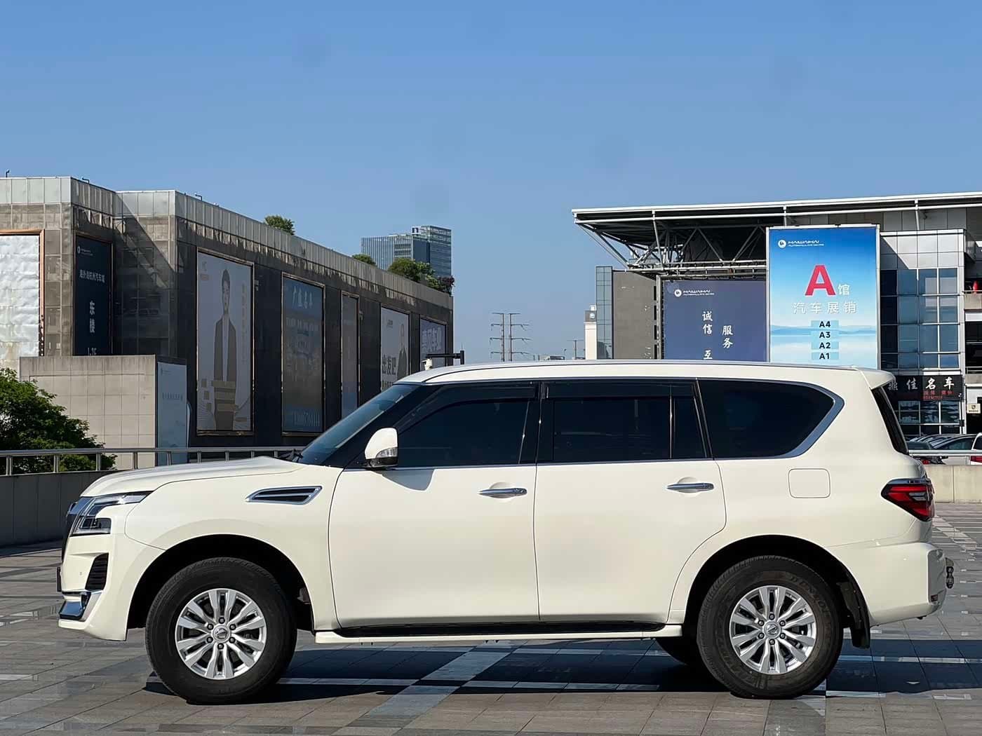 2017 Nissan Patrol White, 130,000 km, China export – photo 3