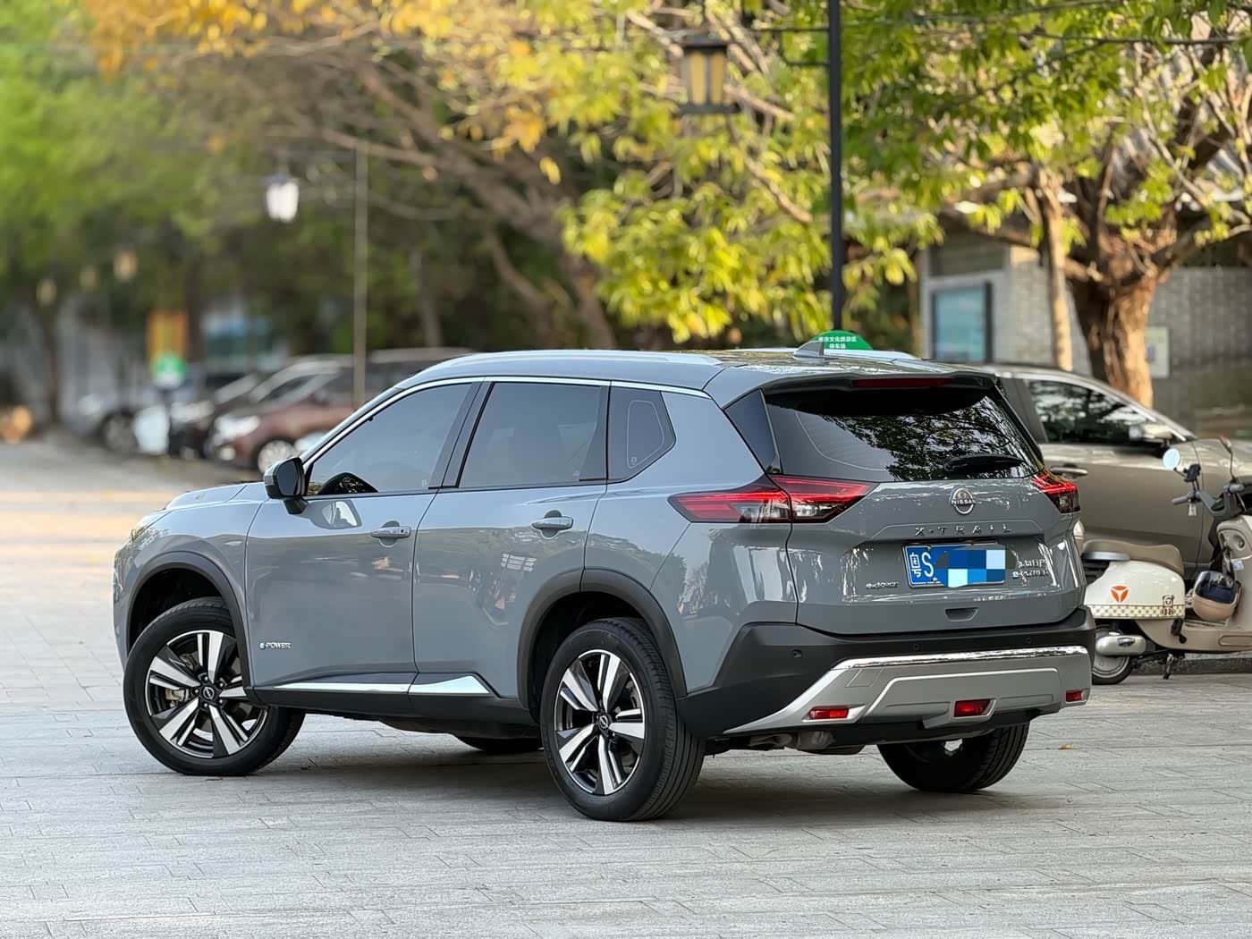 2023 Nissan X-Trail 银灰色, 36,000 km, China export – photo 2