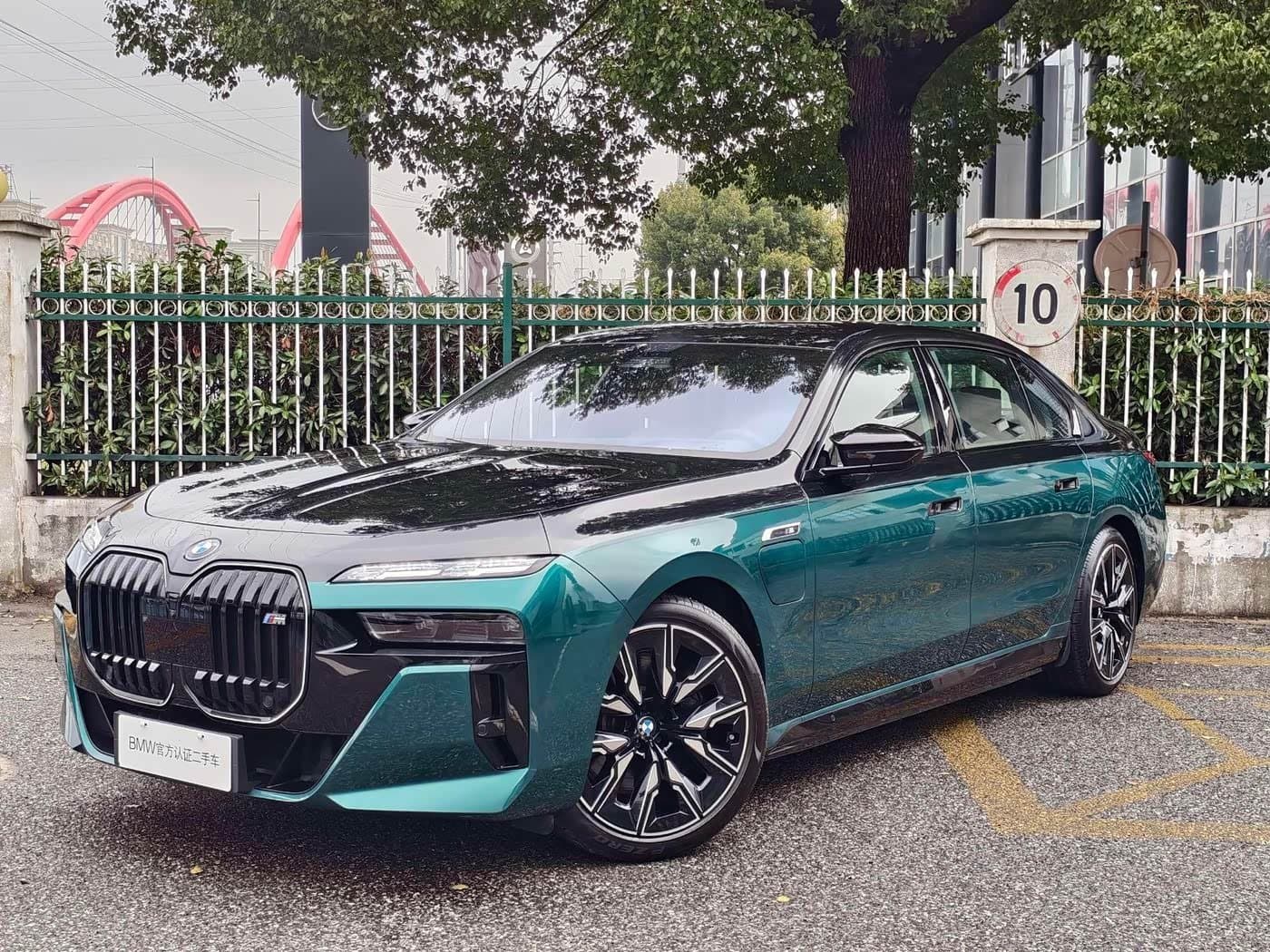 2023 BMW i7 M70L Green, 13,000 km, China export – photo 1