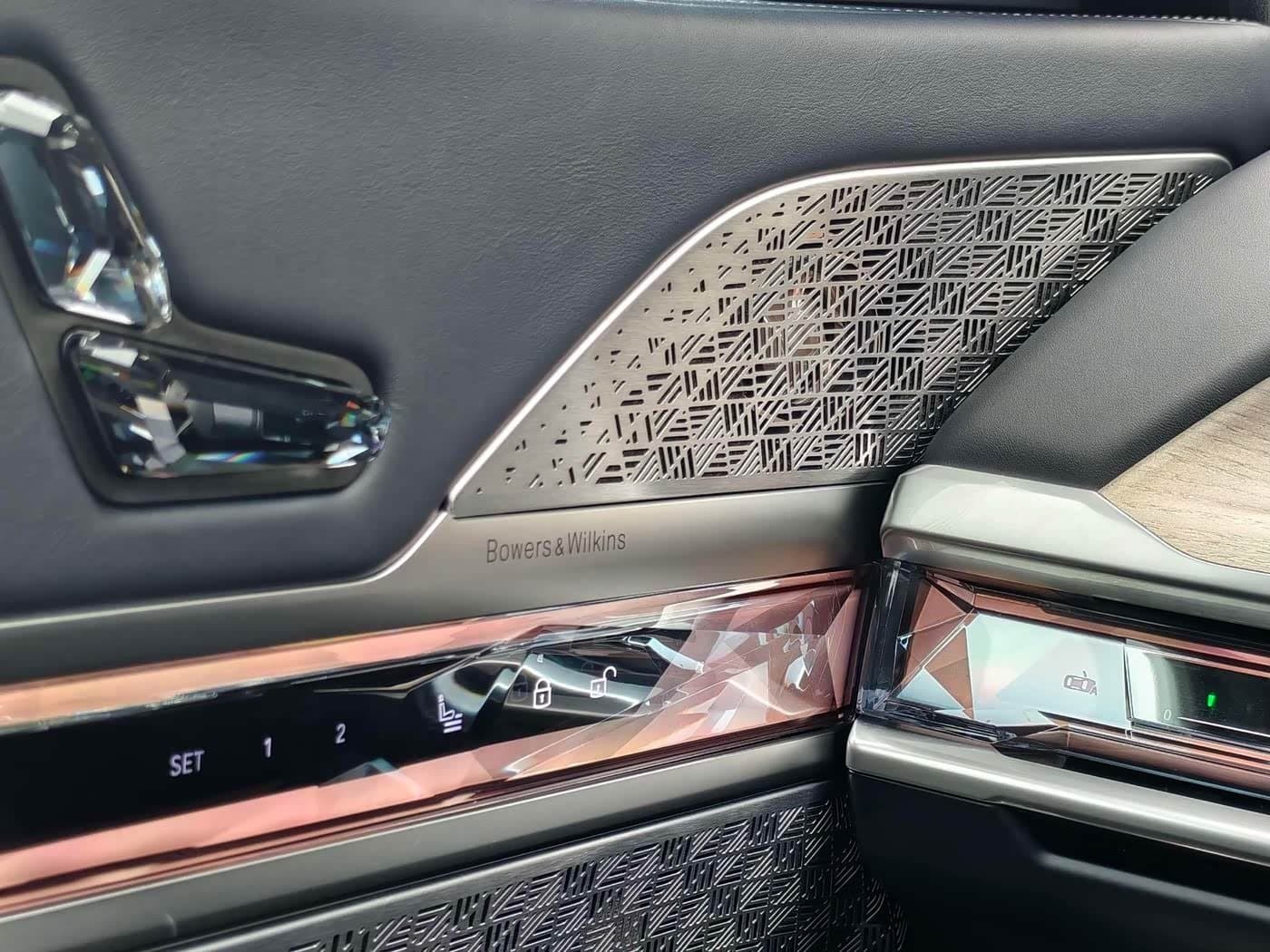 2023 BMW i7 M70L Green, 13,000 km, China export – photo 7