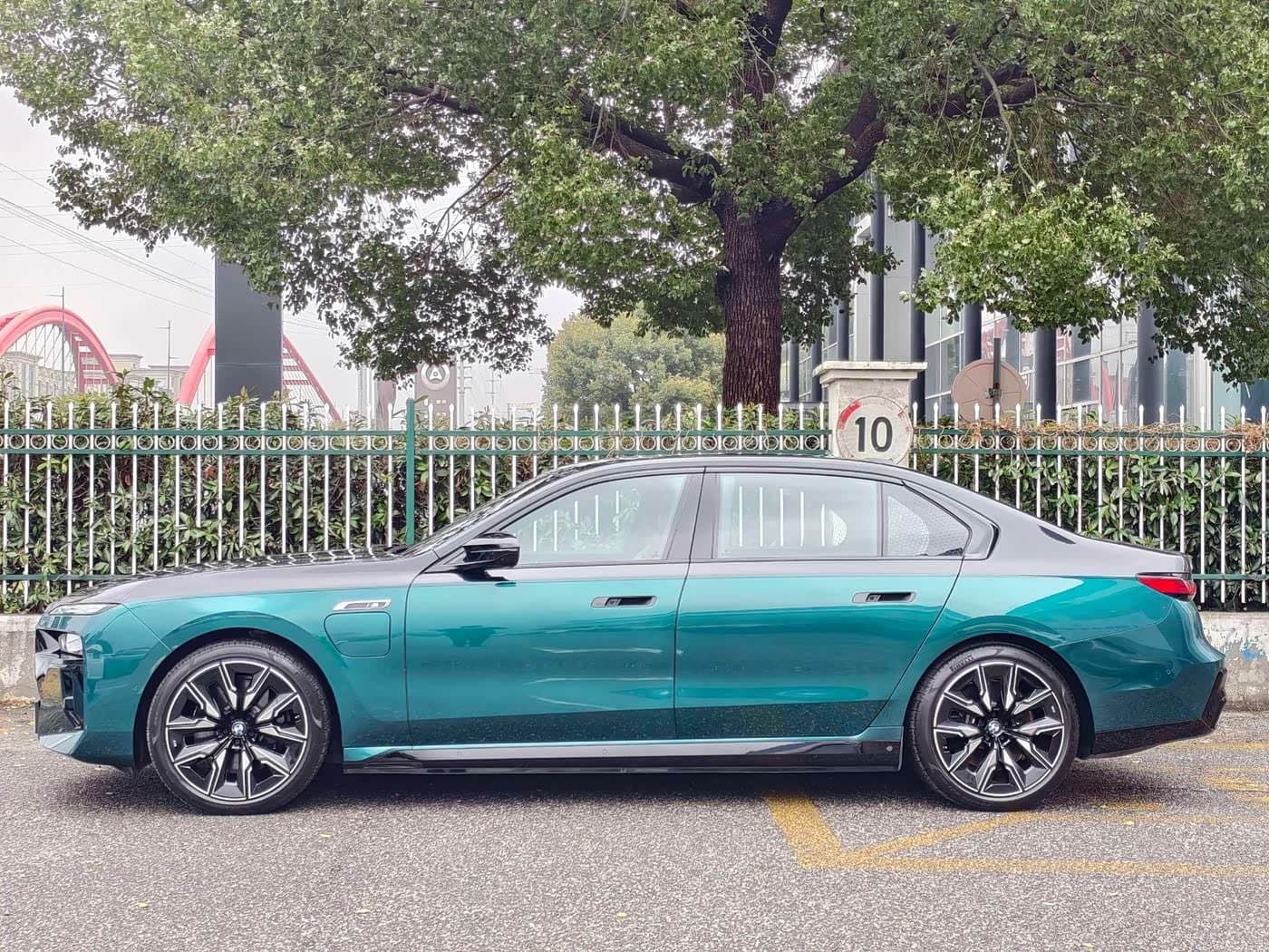 2023 BMW i7 M70L Green, 13,000 km, China export – photo 4