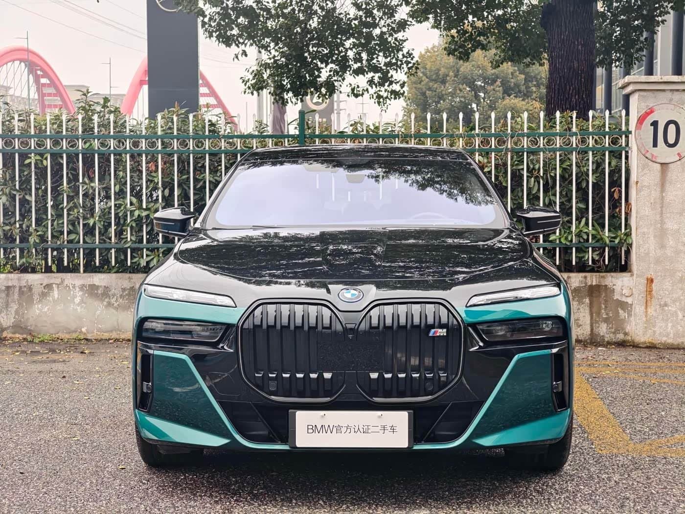 2023 BMW i7 M70L Green, 13,000 km, China export – photo 2