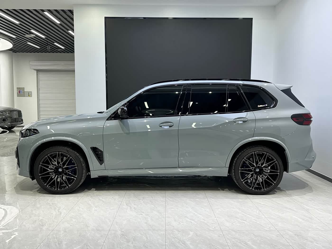 2023 BMW X5 M 银灰色, 3,000 km, China export – photo 4